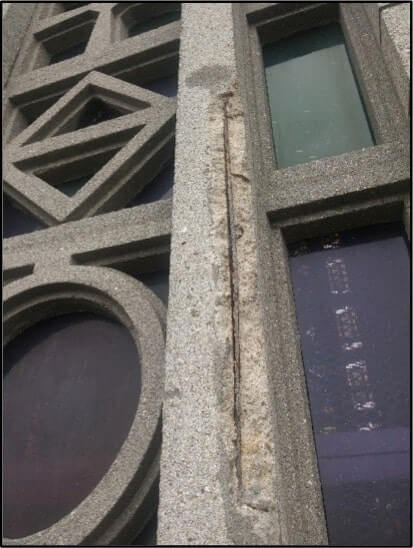 En façade sur rue, fers apparents suite à éclatement du béton