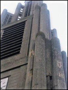 Le clocher en mauvais état : éclatement du béton, corrosion des fers etc..